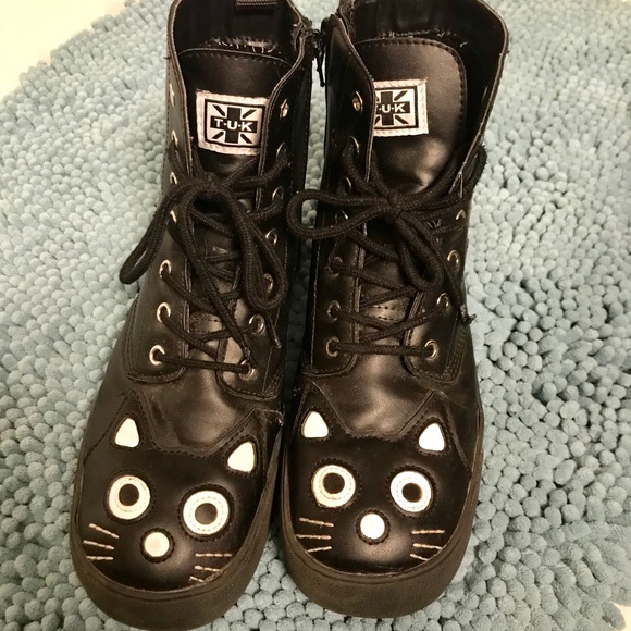 tuk cat boots